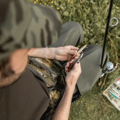 Navaja bushcraft de hoja fija sobre mesa de madera junto a normativa española de armas blancas
