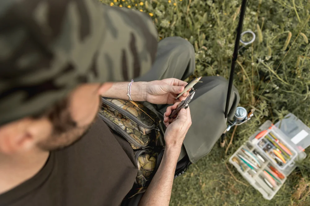 Navaja bushcraft de hoja fija sobre mesa de madera junto a normativa española de armas blancas